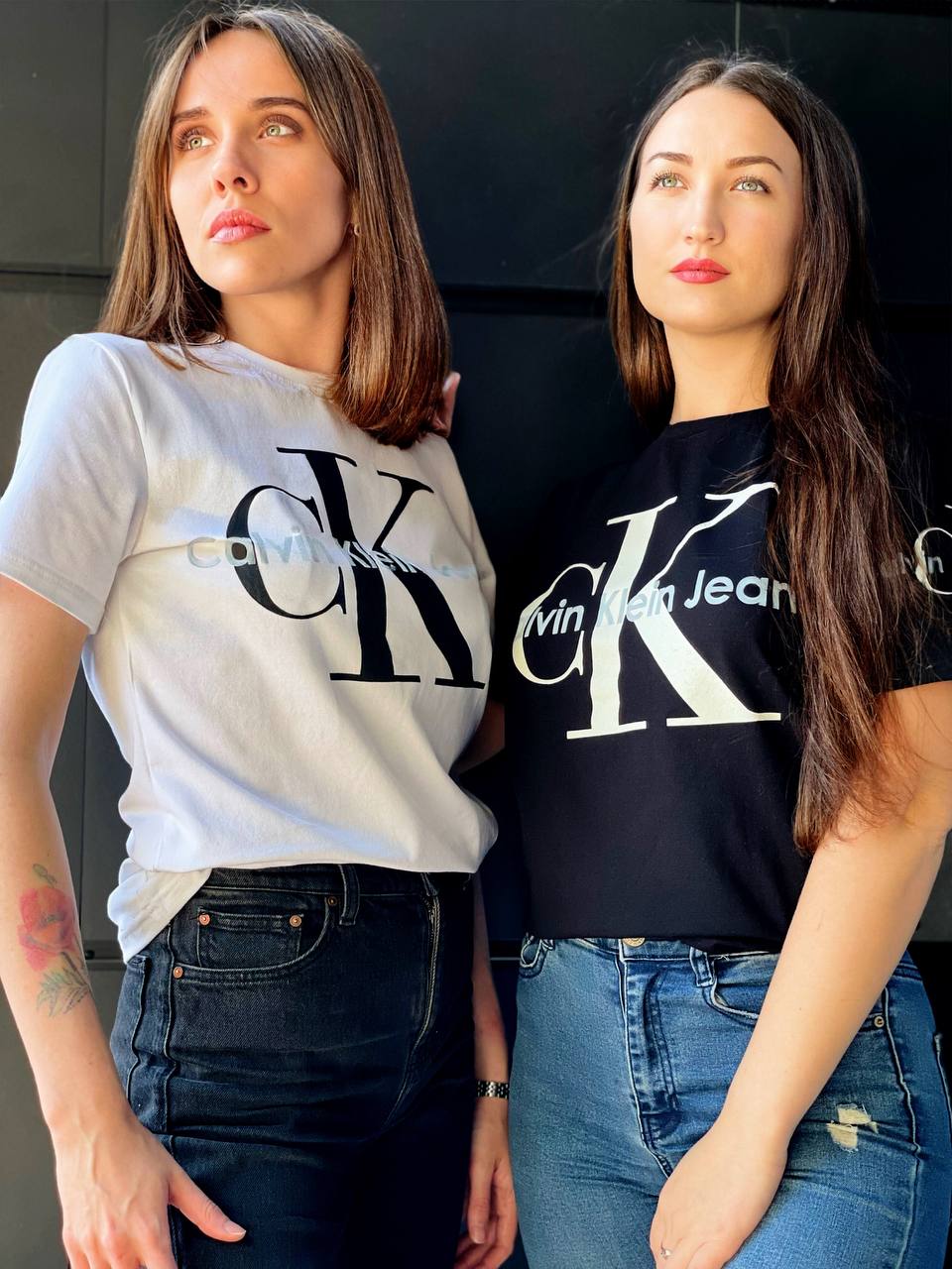Набір жіночих футболок (2 шт.)  з надписом “Calvin Klein” р-200193-1-O