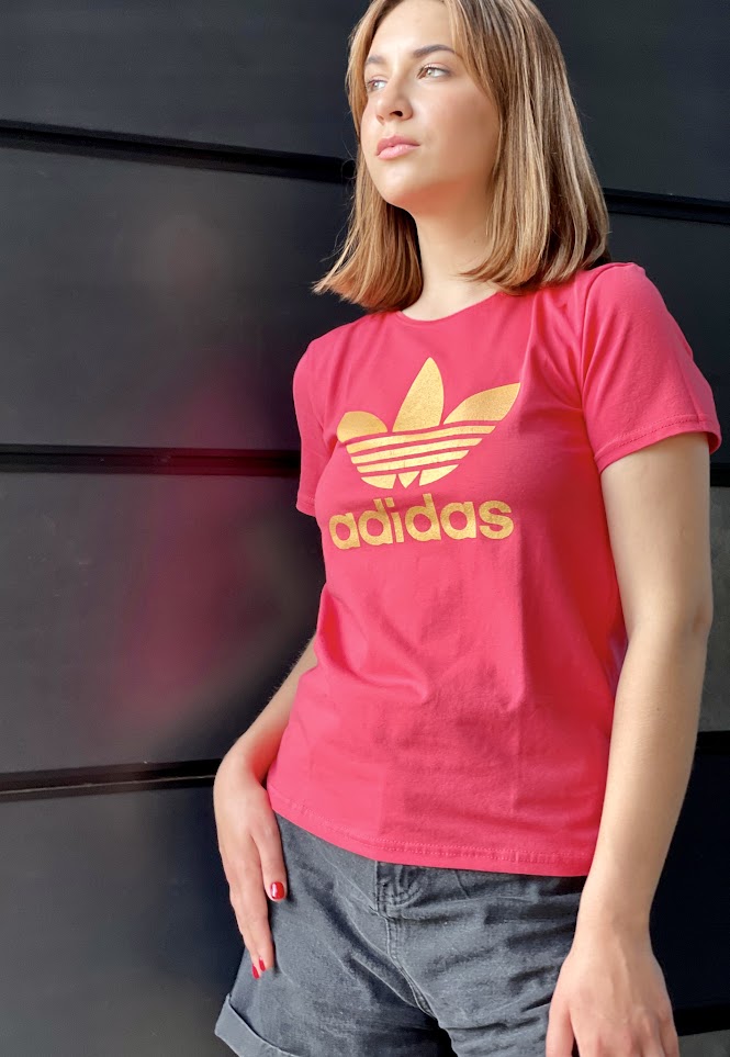 Жіноча футболка з надписом "Adidas" 